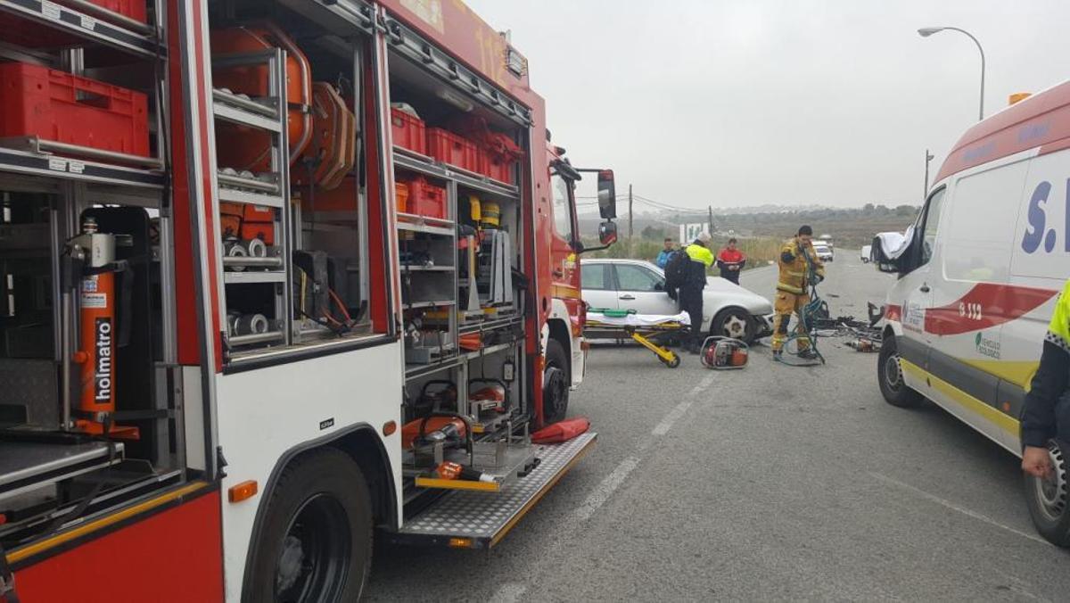 Los bomberos han rescatado a un conductor herido y atrapado en su coche tras un accidente con tres vehículos implicados en San Miguel de Salinas