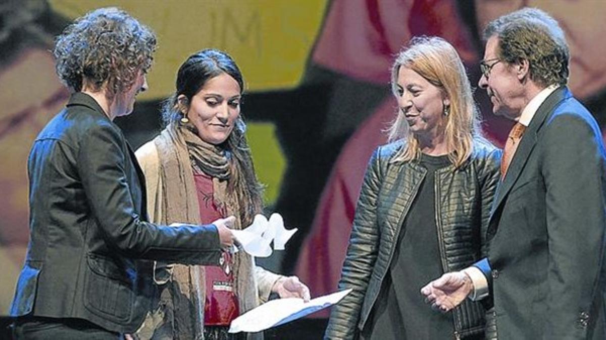 María Campuzano y Tatiana Guerrero, tras recibir la distinción de manos de Neus Munté, 'consellera' de Benestar Social, y Juan Llopart, vicepresidente del Grupo Zeta.