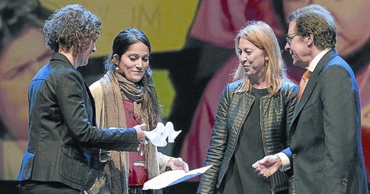 María Campuzano i Tatiana Guerrero, després de rebre el guardó de mans de Neus Munté, consellera de Benestar Social, i Juan Llopart, vicepresident de Grup Zeta.