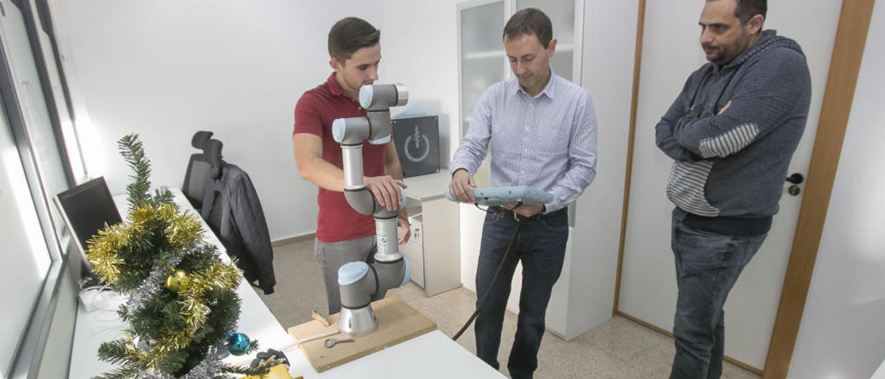 Un robot diseñado en la Universidad de Alicante podrá ayudar a pacientes con daño cerebral del Hospital de San Vicente