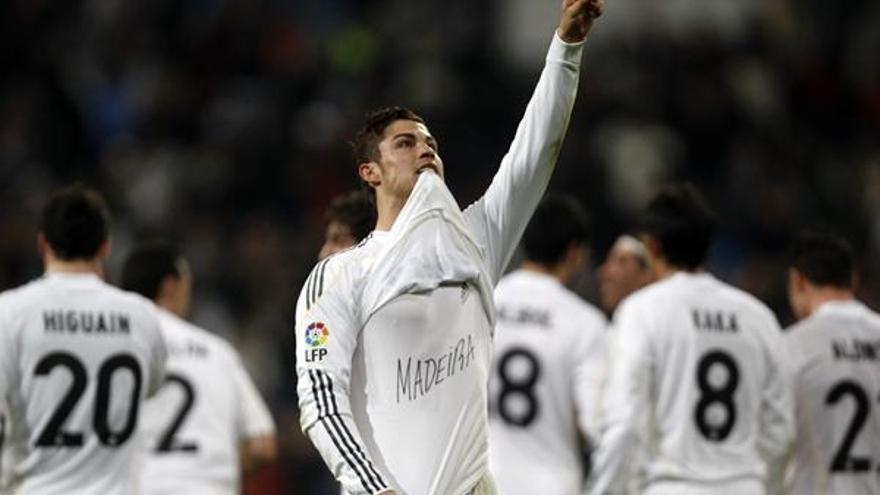 Ronaldo celebra el primer gol del Real Madrid y muestra una camiseta en solidaridad con Madeira