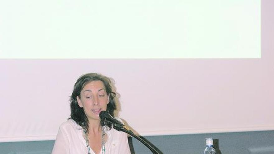 Rosa de Arquer, durante la conferencia de ayer, en el Club Prensa Asturiana.