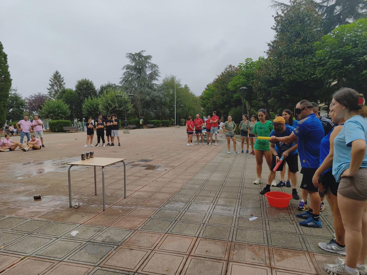 El Grand Prix de Lugo de Llanera, sana piquilla entre las seis peñas participantes: "Venimos a pasarlo bien"