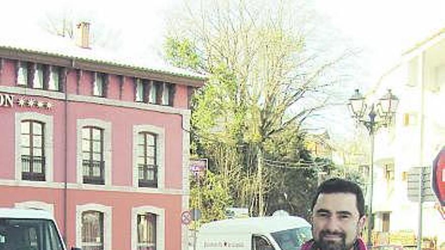 Benito García, repartiendo el pan en Cangas de Onís.