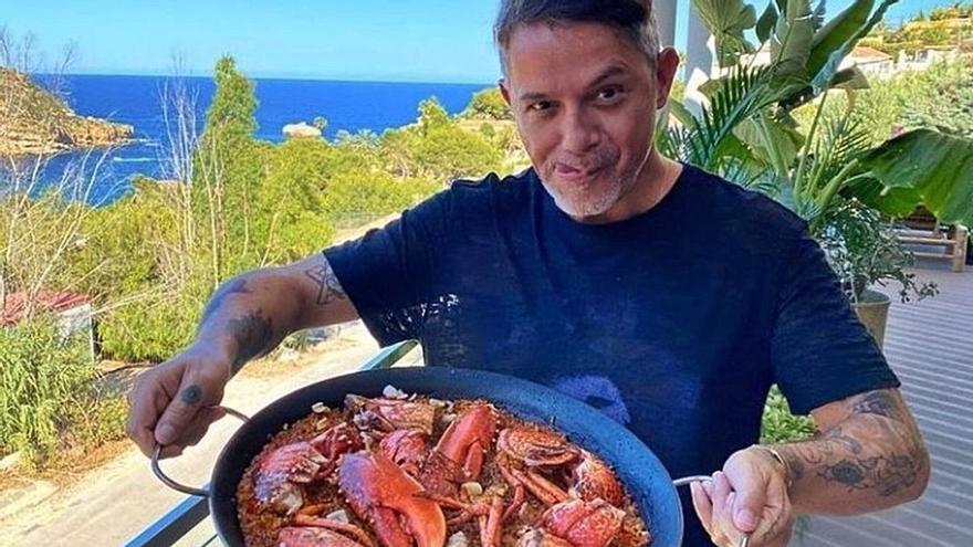 Las vacaciones de Alejandro Sanz y su paella atiborrada de bogavante