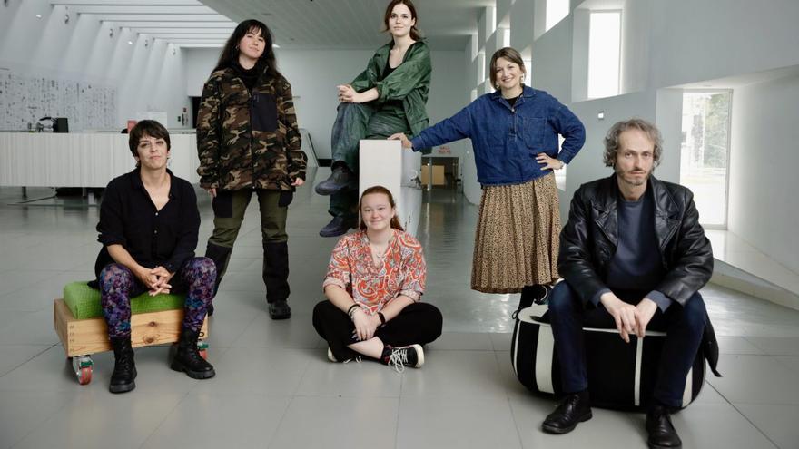 Pela izquierda, Cristina Busto, Covadonga Casado, Paula Blanco, Covadonga Pérez (sentada), María Ortiz y Alejandro Rodríguez. | JUAN PLAZA