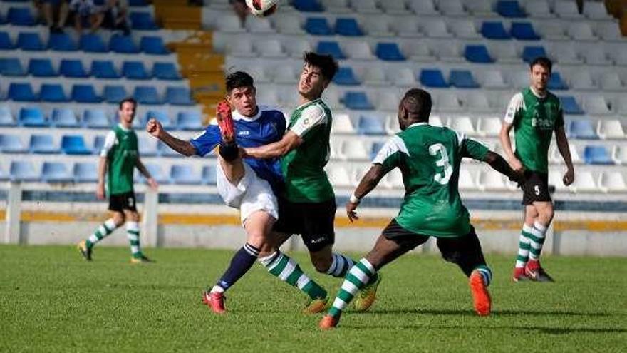 Una acción del partido entre el San Martín y el Llanes.