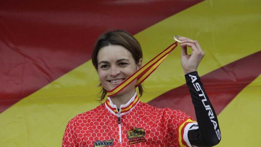 Rocío Gamonal, con la medalla de oro de campeona de España de ciclocross.