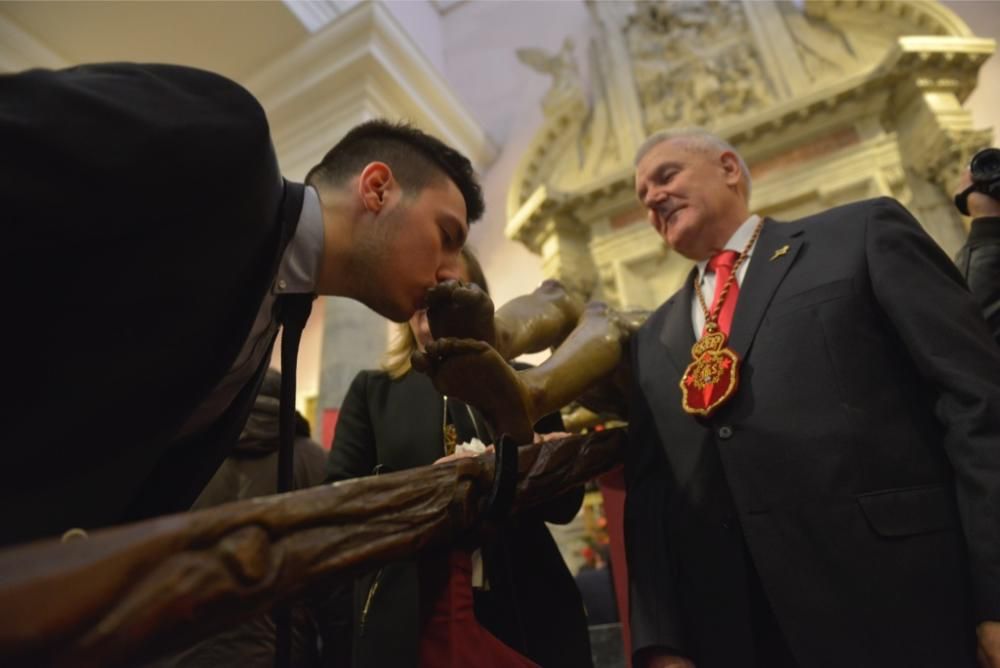 La lluvia no puede con el Besapié del Perdón