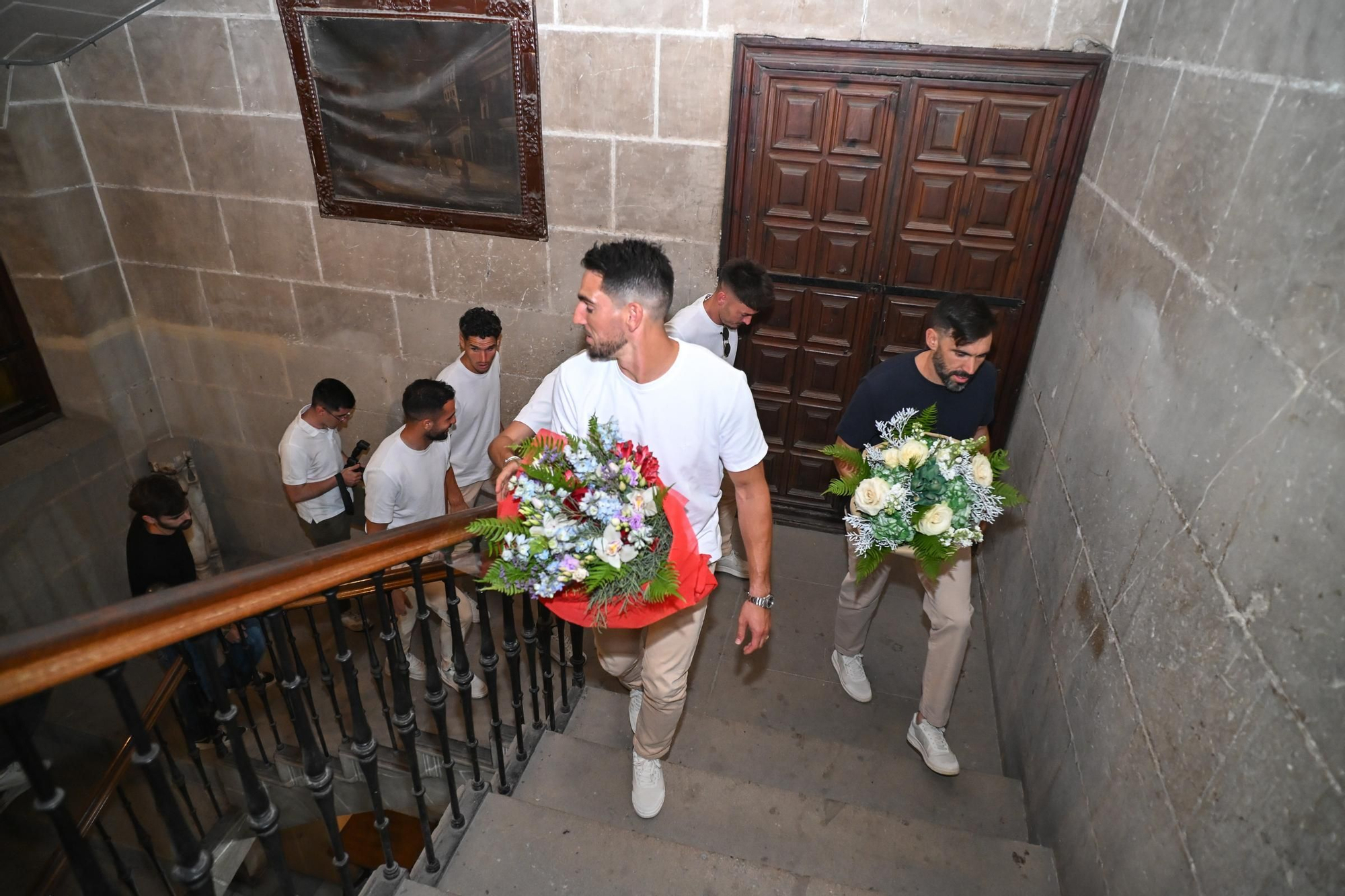 Ofrenda de flores del Elche CF a la Virgen por el ascenso a Primera