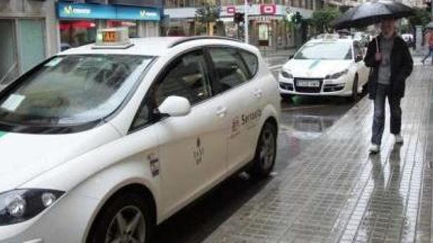 La parada de taxis situada en la calle Doctor Caro, con varios vehículos estacionados ayer por la tarde.