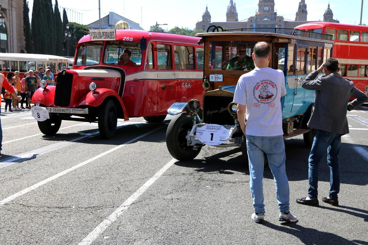 Los autobuses clásicos vuelven a recorrer el centro de Barcelona