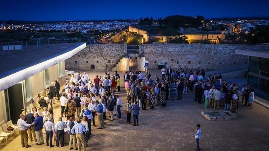 Turismo abre e ilumina monumentos y propone actividades en el Fuerte