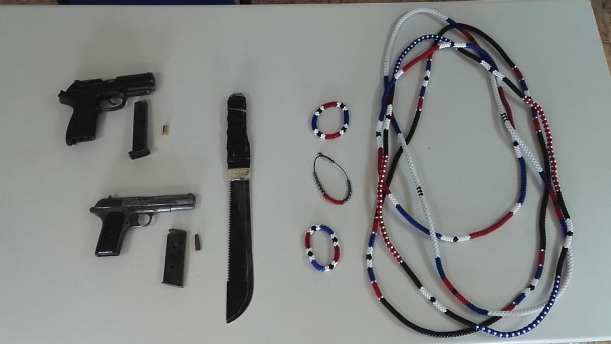 Bandas latinas: Armas y pulseras con los colores de la República Dominicana incautadas por la policía.