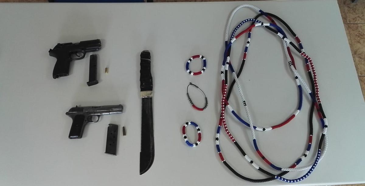 Bandas latinas: Armas y pulseras con los colores de la República Dominicana incautadas por la policía.