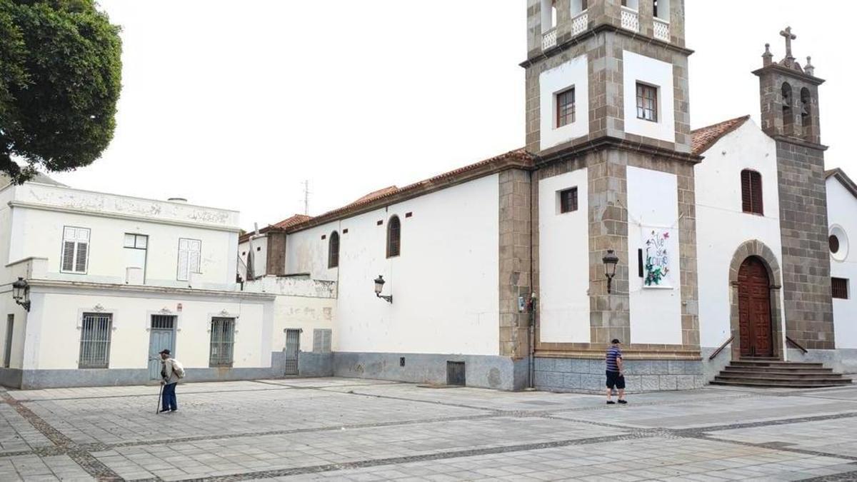 La Casa del Cura de Tejina, a la izquierda de la iglesia.