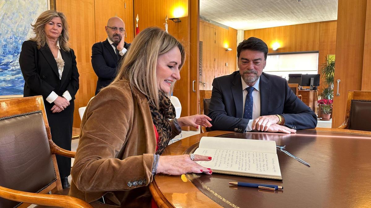 El alcalde Luis Barcala y la consellera Nuria Montes, el día en que anunciaron la intención de facilitar suelo a hoteles.