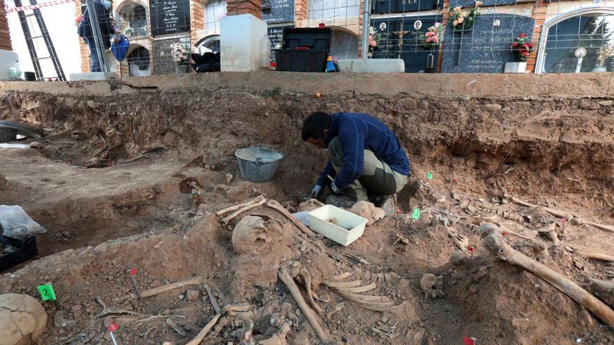 Exhumación de huesos en el cementerio de Belchite, localidad que pronto será un lugar de referencia en memoria histórica. | ANDREEA VORNICU