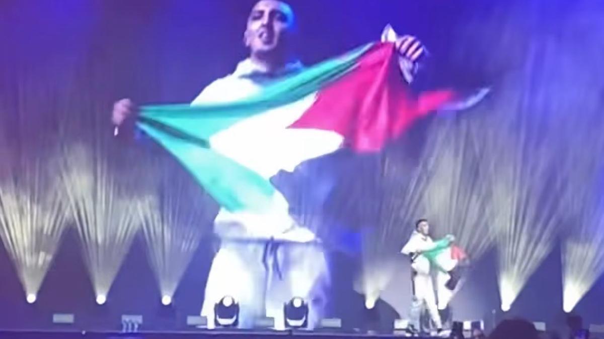 Morad con la bandera palestina en el Espacio Zity.