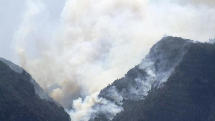 Un helicóptero arroja agua sobre el incendio que afecta a la isla de La Gomera.