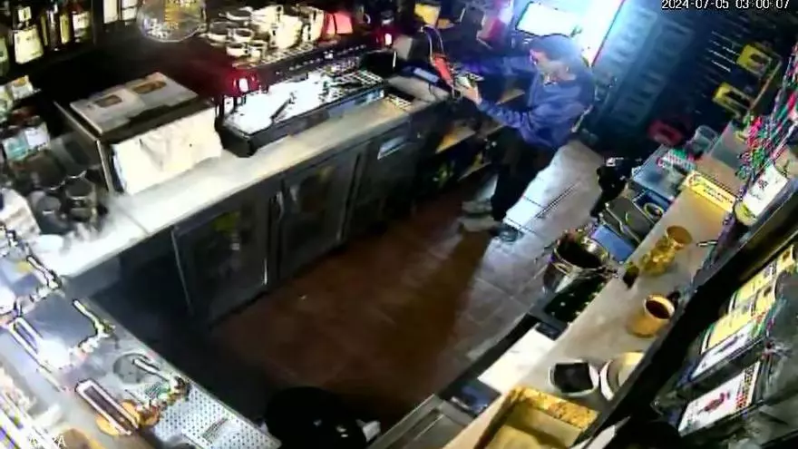 El "ladrón-tortuga" de Oviedo: se pasea por un conocido bar del Antiguo para llevarse solo la propina y tres móviles