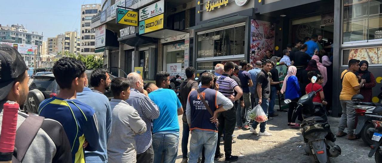 Cola para comprar pan en una panadería de un suburbio de Beirut.