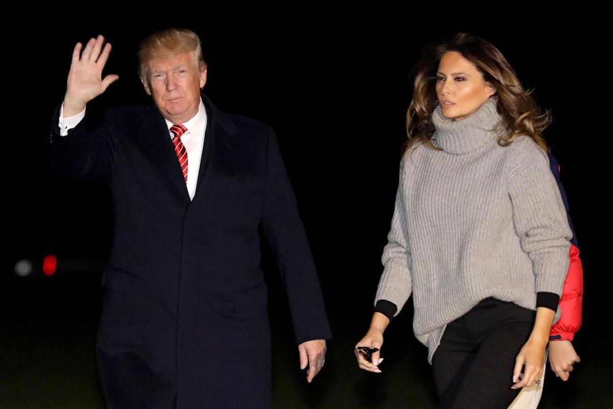 Melania Trump con jersey gris de cuello alto