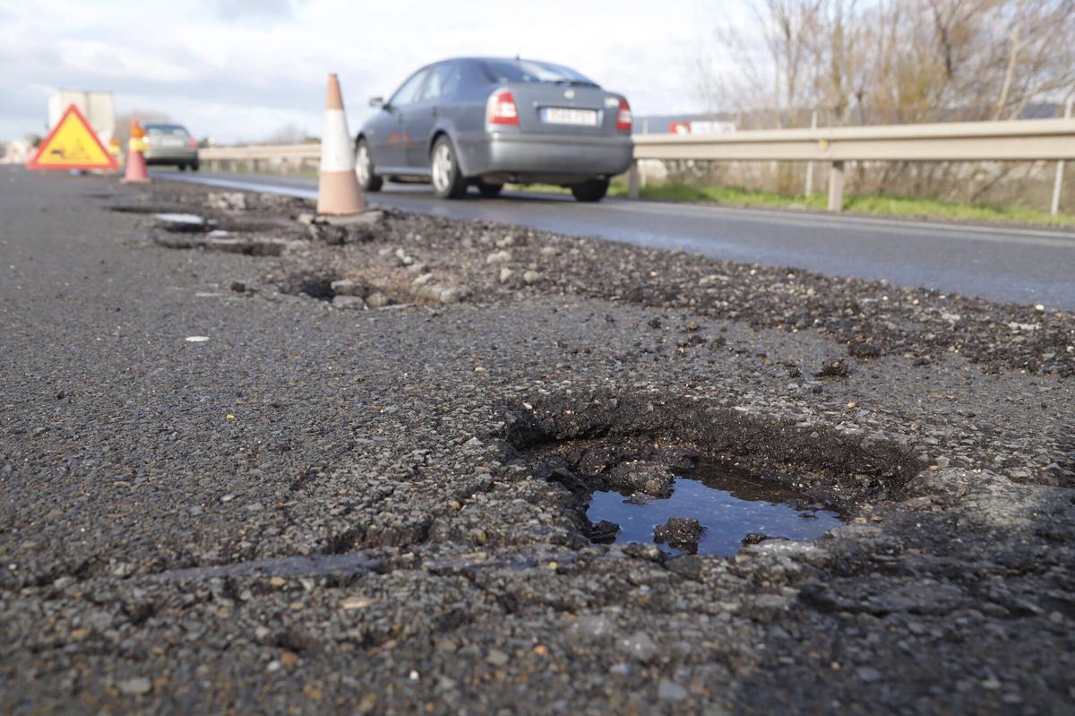 Baches en el firme de la autovía A-4 a su paso por Córdoba capital.