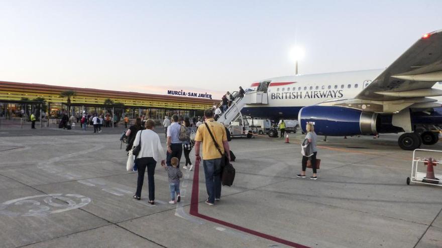 Decenas de pasajeros suben a su avión en San Javier.