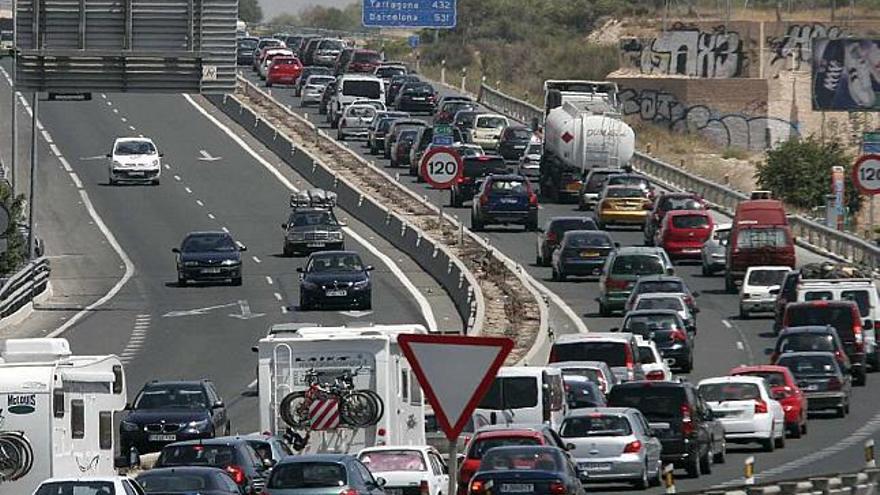 Decenas de vehículos inmersos en un atasco en la A-70, en una imagen de este verano