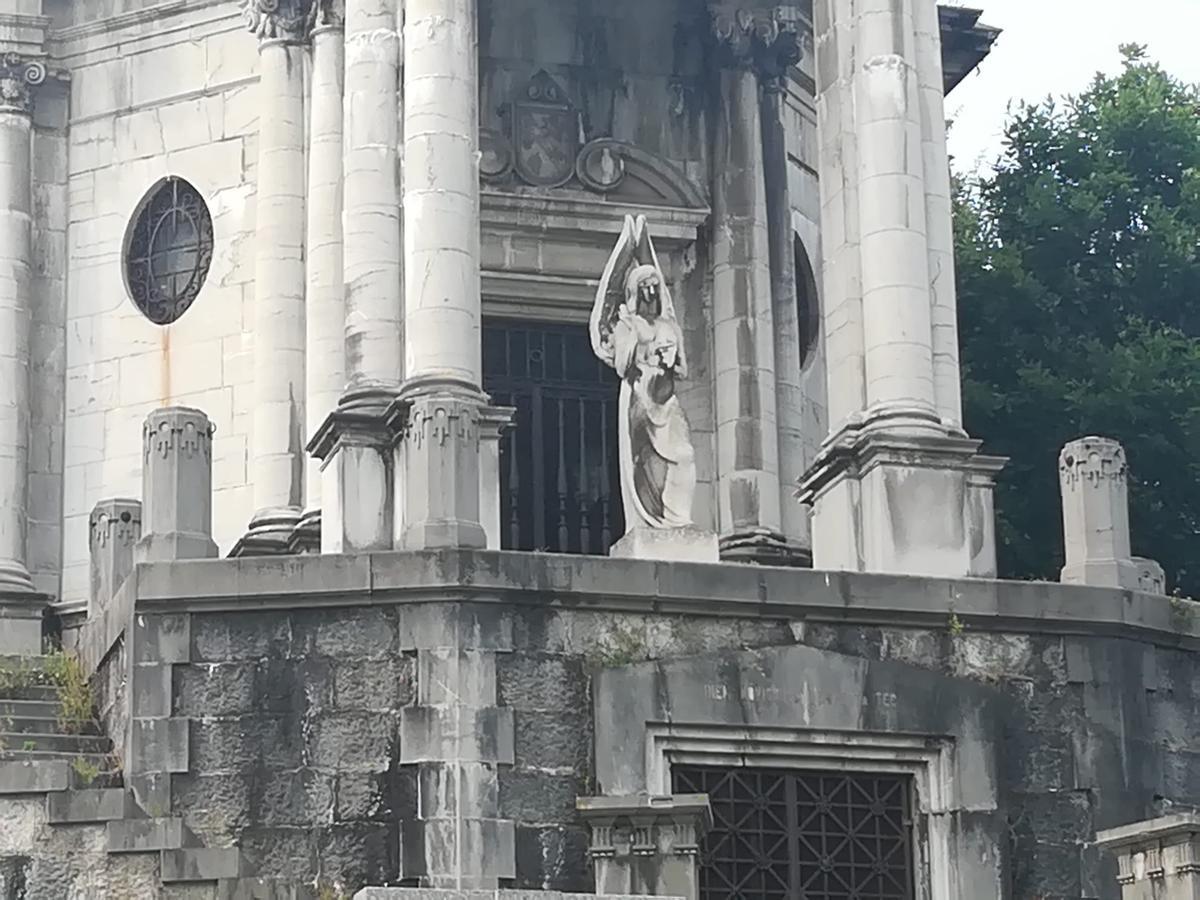Vista frontal del ángel modernista, presidiendo el conjunto