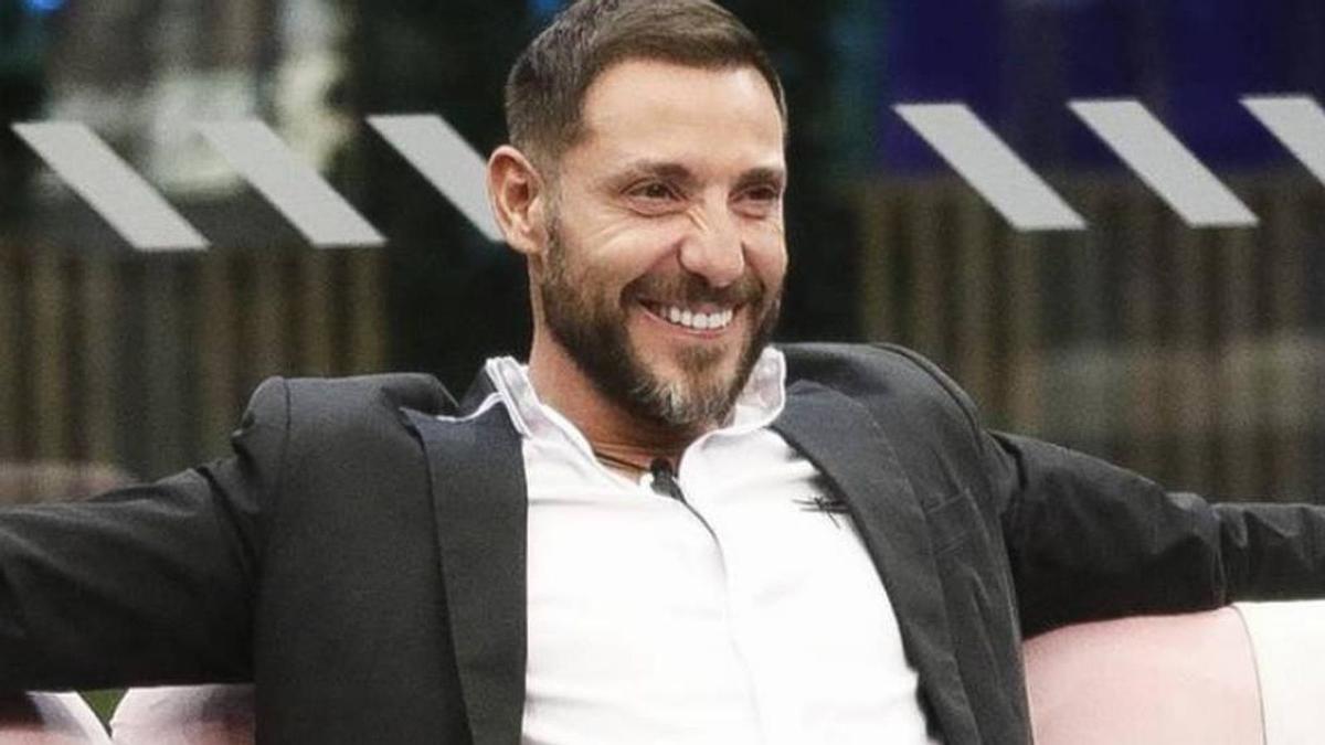Antonio David, riéndose