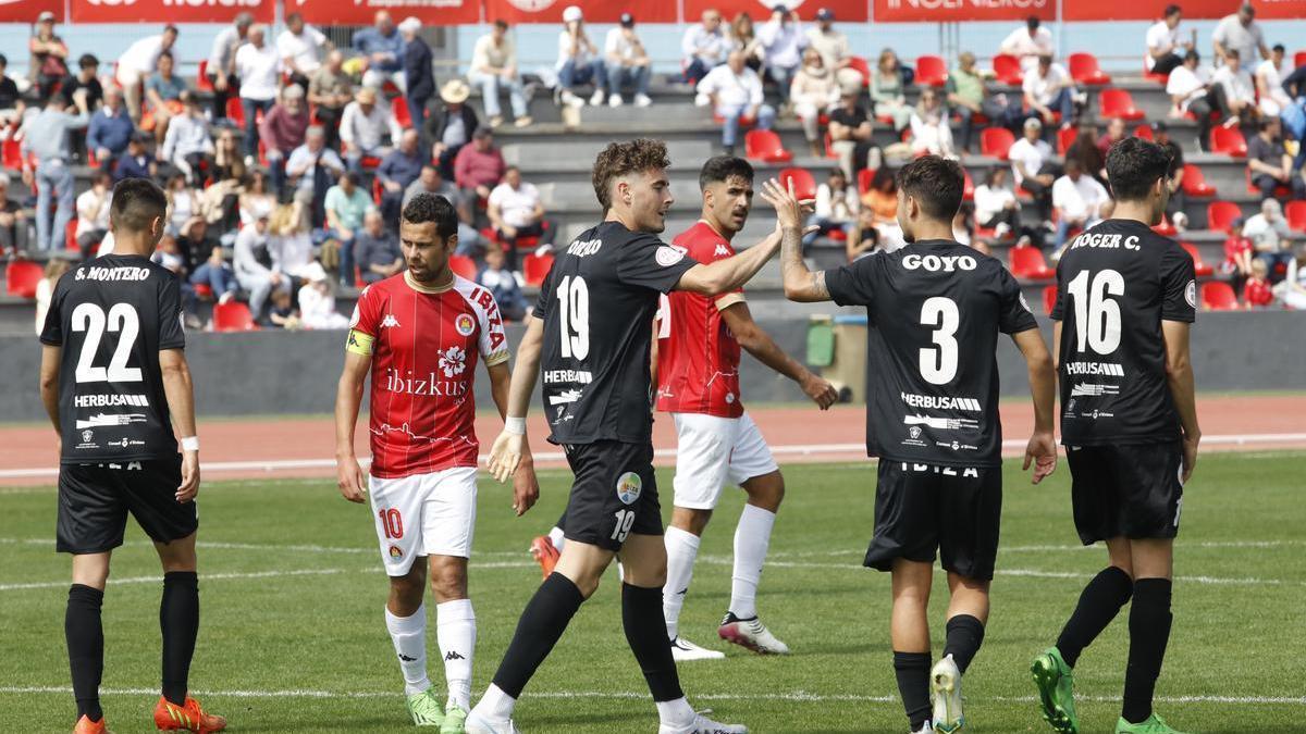 Los futbolistas de la Peña Deportiva festejan uno de sus tres goles al CD Ibiza en can Misses-3.