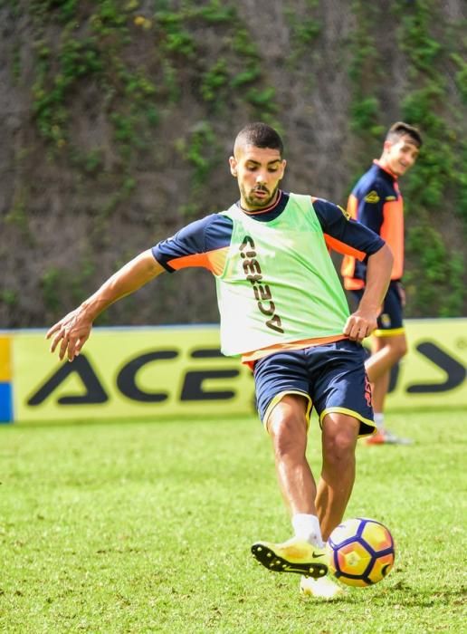 Entrenamiento de la UD Las Palmas en Barranco ...