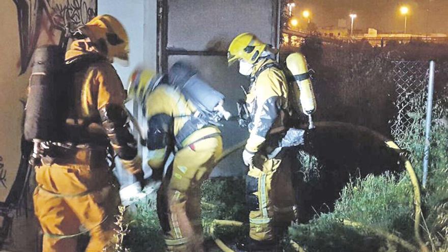 Los bomberos acceden a la caseta del transformador eléctrico en la calle Jacint Verdaguer.