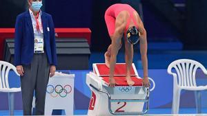 Jessica Vall se lanza al agua en la piscina olímpica de Tokio