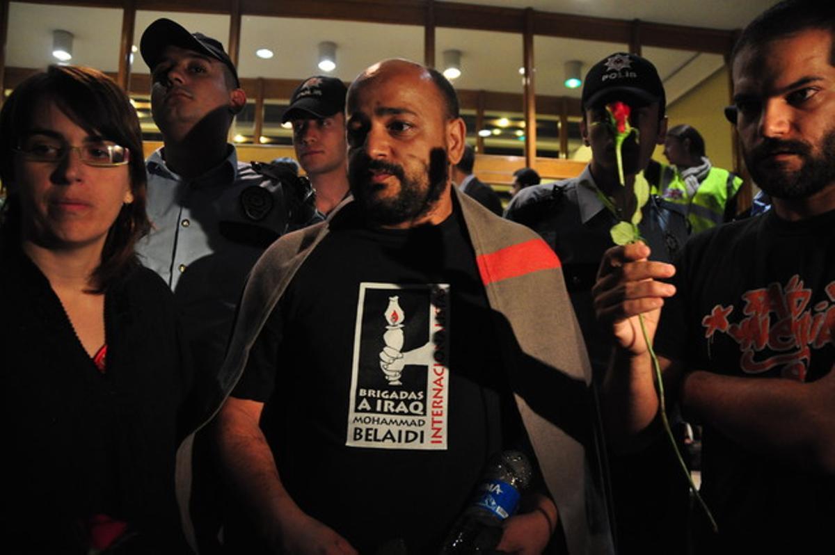 D’esquerra a dreta, la catalana Laura Arau, el madrileny Manuel Tapial i el valencià David Segarra, a l’arribar, ahir a la nit, a l’aeroport d’Istanbul.