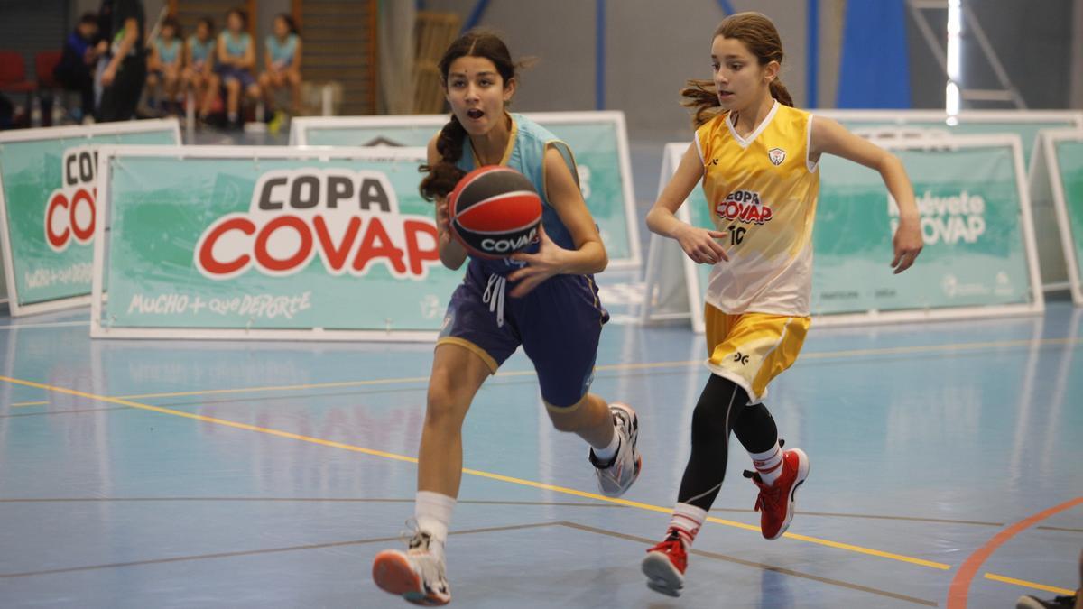 Dos chicas juegan al baloncesto en la Copa Covap.