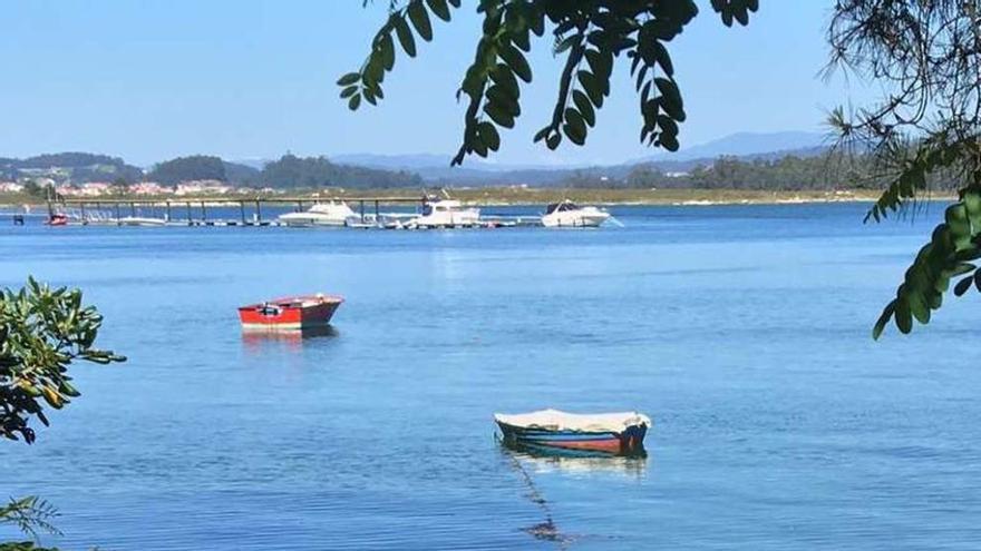 La ensenada de A Toxa y, al fondo, el puerto deportivo. // Muñiz