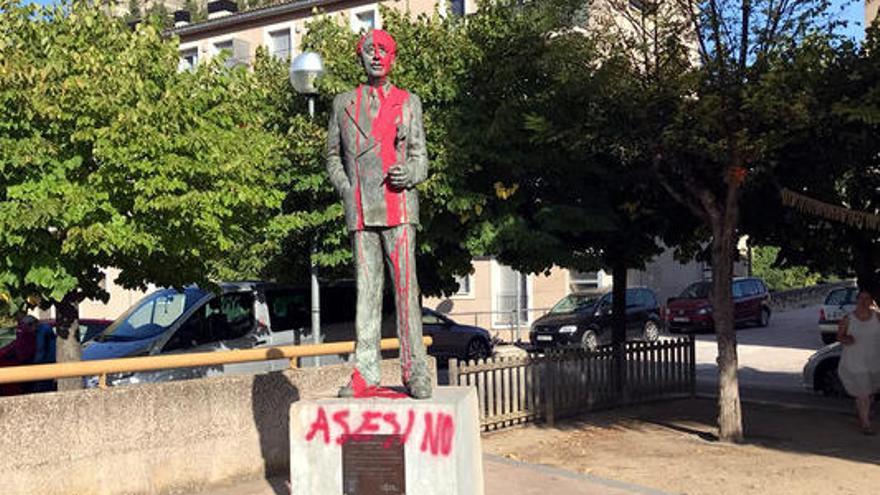 L&#039;estàtua de Companys, malmesa per la pintura.