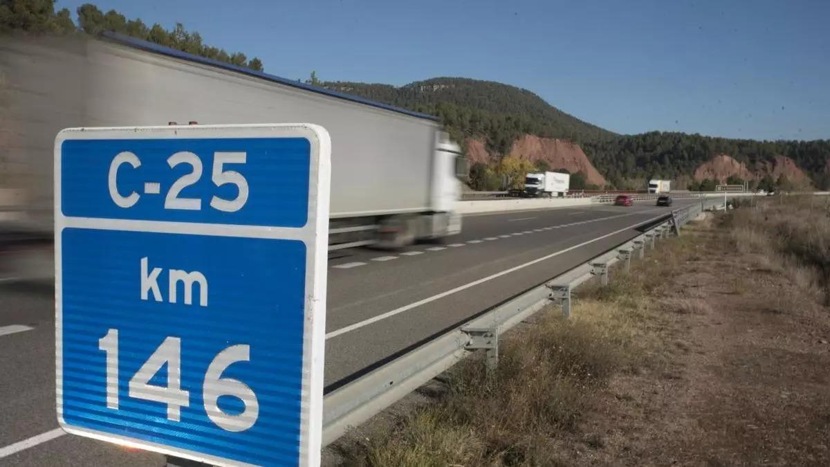 Camiones circulando por el Eje tranversal en el tramo de Artés