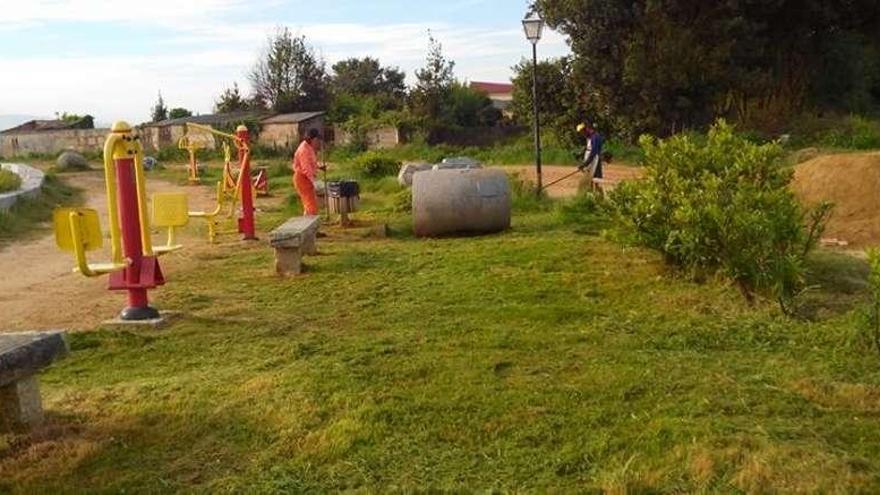 Limpieza en el parque biosaludable de As Besadas. // FdV