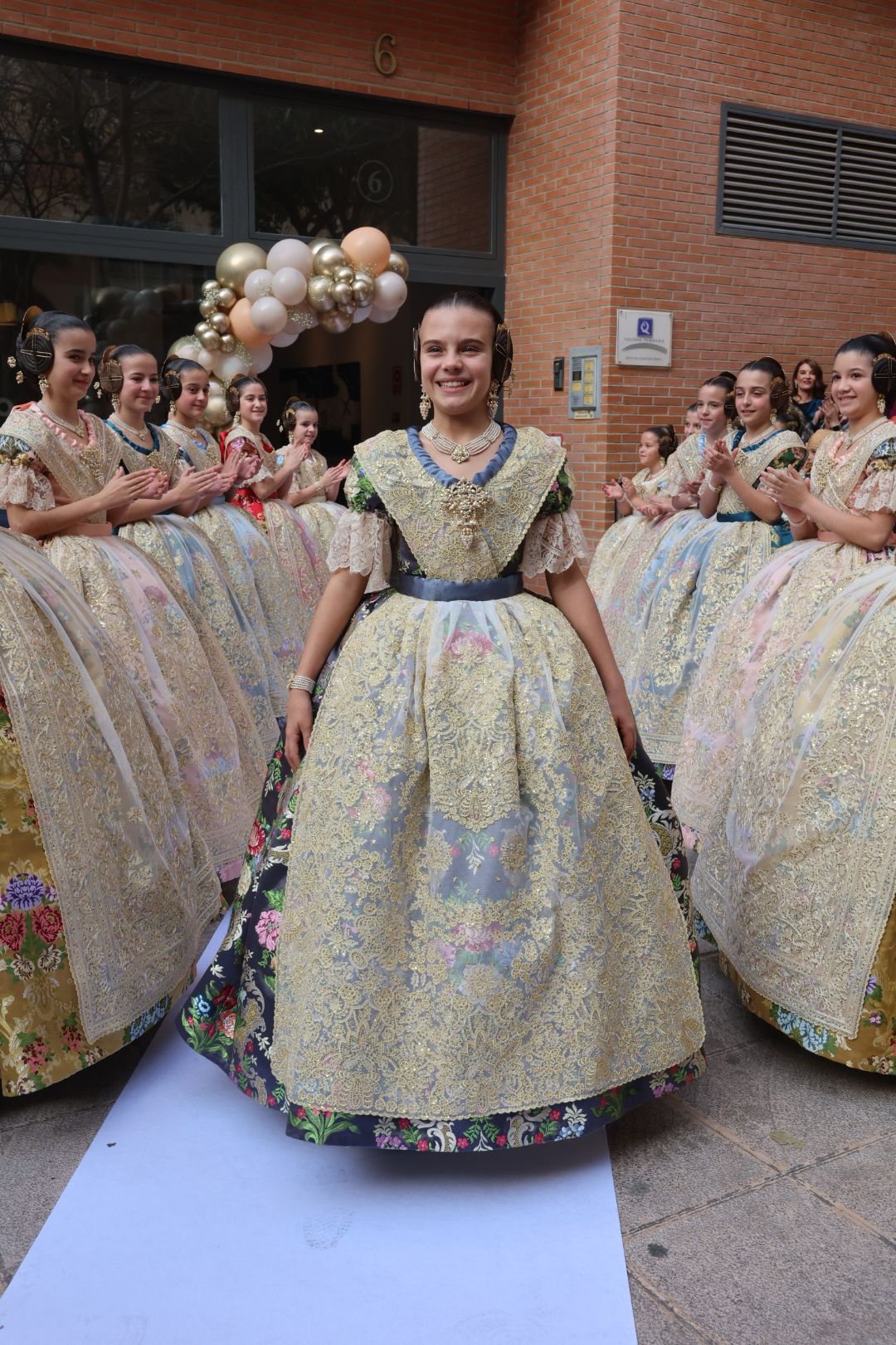 Así es el espolín Gris Imperial de la fallera mayor infantil de València