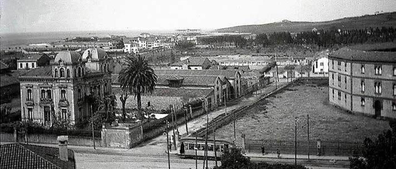 A la izquierda, el sanatorio del doctor Salas, con una palmera en su jardín.