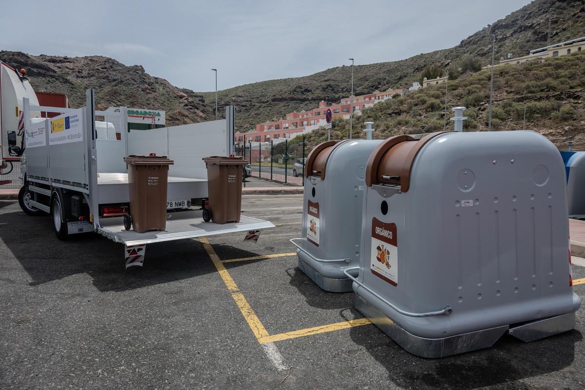 Nuevos contenedores marrones y camión de recogida de menor capacidad con contenedores que se distribuyen al canal HORECA