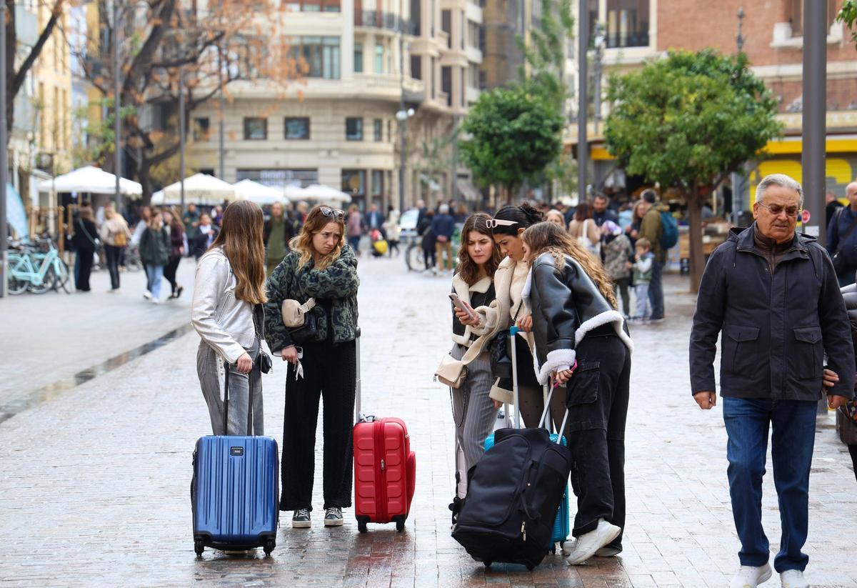 Un grupo de turistas por el centro de València, el enclave que mayor ocupación prevé esta Semana Santa.