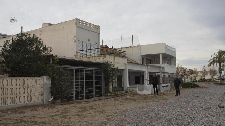Costas ordena derribar más casas en una playa de Castellón: &quot;No tiene sentido destinar dinero público a destruir vidas&quot;