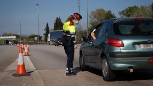 Una agente de los Mossos d’Esquadra en un control de carretera