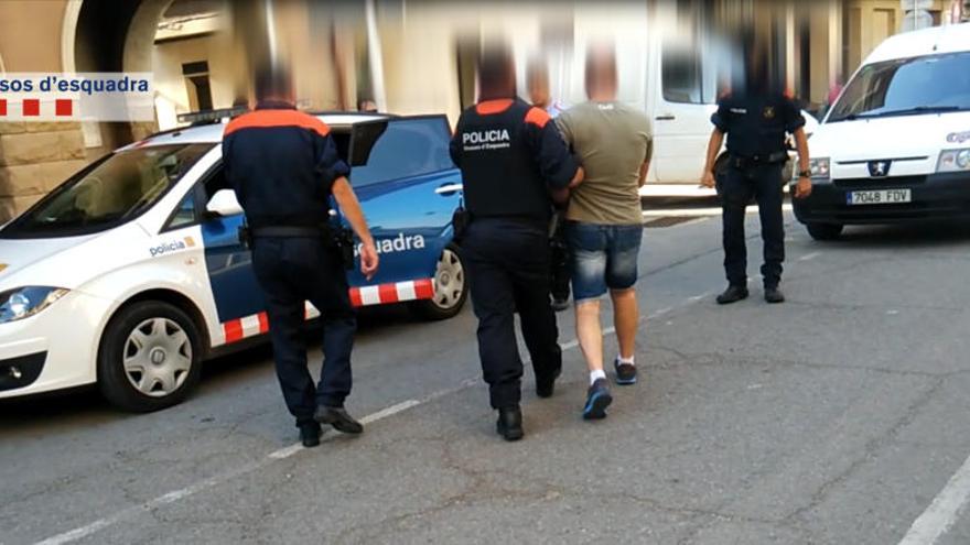 Els Mossos d&#039;Esquadra, enduent-se un dels detinguts de Navàs