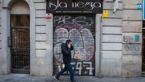 Un local cerrado en la calle Sepúlveda, en el barrio de Sant Antoni, en Barcelona.